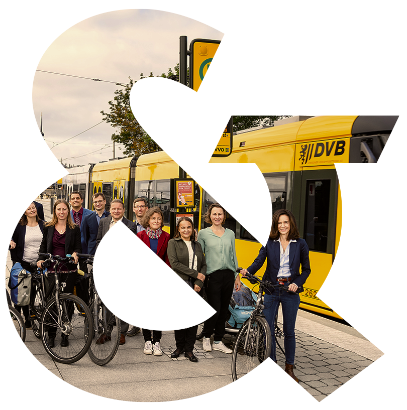 Das Team von Probst & Consorten mit Fahrrädern vor einer Straßenbahn der DVB
