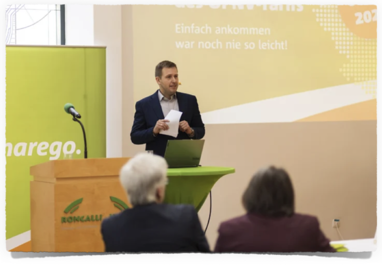Vortrag zur marego-Tarifreform am Rednerpult vor Publikum