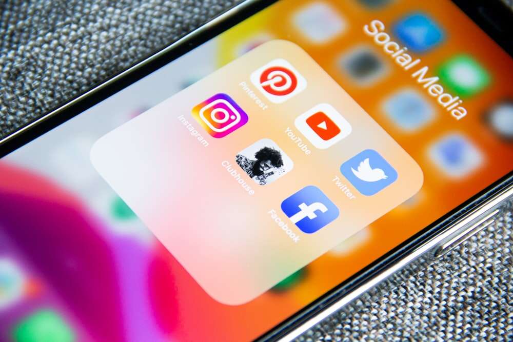 Smartphone-Bildschirm mit Social-Media-Apps